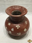 Cachepot, vaso floreira em cerâmica pintada. Medindo 20,5cm de altura.