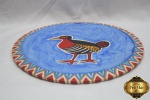 Prato decorativo em cerâmica pintada, assinado Tâmara Sardinha. Medindo 24,5cm de diâmetro.