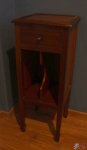 Mesa de canto em madeira nobre com 2 divisões e gaveta. Medindo 32cm x 32cm x 80cm de altura.Retirada em Ipanema