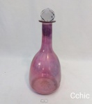 Garrafa licoreira copo liso em cristal rosa. Tampa adaptada. Medida:25 cm de altura. 5.5 de diametro