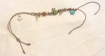 Colar feminino com pingentes em prata de lei,  com colar em couro ,pesando 53 gramas, medindo 48cm de comprimento aberto.