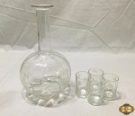 Jogo de garrafa licoreira com 4 copinhos em vidro lapidado. Medindo a garrafa 22cm de altura.