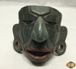 Linda máscara Maia decorativa, feita sob cerâmica com detalhes esmaltados. Medindo 11,5cm x 11cm