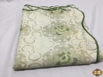 Toalha de mesa em tecido, retangular, detalhes em floral verde, medindo 1.30 m x 1.15 m