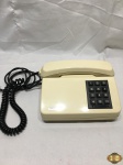 Antigo telefone de tecla da Ericsson, na cor creme.