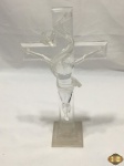 Crucifixo com cristo em acrílico incolor. Medindo 34cm de altura x 17cm de largura.