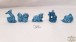 5 Miniaturas  de bichos em porcelana azul.Medidas: maior 2,5cm.