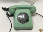 Antigo telefone de disco da Siemens na cor verde.