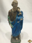 Escultura de São José em gesso com policromia. Medindo 31,5cm de altura.