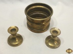 Lote composto de bowl e 2 castiçais em metal dourado. Medindo o bowl 12,5cm de diâmetro x 9cm de altura.
