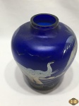 Vaso floreira bojudo em vidro azul cobalto pintura prateada de elefante. Medindo 20cm de altura x 16,5cm de diâmetro de bojo.