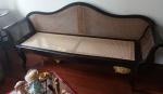 Antigo sofá canapé com palhinha natural no encosto e de naylon no assento. Muito bem conservado . Acompanha cobre assento e almofadas . Mede: 100 x 56 x 210
