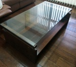 Moderna mesa de centro em mogno estruturado com  tampo de vidro 15mm - Mede: 130x70x40 cm 