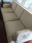 Antigo Jogo de sofá com 2 peças de 3 lugares em tecido. Mede: 194x88x80 cm