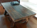 Mesa de centro em madeira nobre bruta ( Jacarandá) . Mede: 140x33x46 cm