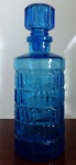 Antiga garrafa em vidro azul toda trabalhada. Mede: 24 cm