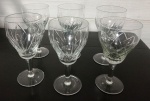 6 Taças de cristal lapidado com desenhos geométricos. Mede: 16 cm