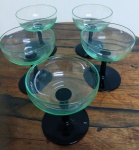 5 Taças de champagnhe em vidro  verde com base preta. Mede: 10 cm 