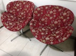 Par de Belíssimas Cadeiras  vermelhas em tema floral . Mede: 72 x 80 cm
