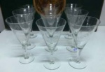 Jogo de antigas 9 taças de vinho branco em  cristal lapidados com ramos . Mede: 16 cm - Uma contem um pequeno bicado.