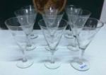 Jogo de antigas 9 taças de vinho tinto em  cristal lapidados com ramos . Mede: 16 cm - Uma contem um pequeno bicado.