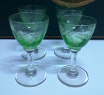 Jogo de 4 taças de licor em cristal verde lapidados com ramagem . Mede: 9 cm