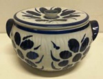 Lindo pote com tampa em porcelana , estilo monte sião com temas florais . Mede: 25 x24 x 15 cm