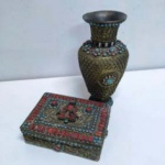 Conjunto de jarro e caixa em metal decorados com pedras no estilo indiano . Medem: 14 cm e 10 x 8 x 3 cm