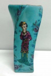 Exótico vaso tema chinês em porcelana pintada .  Assinado .  Mede: 17 cm