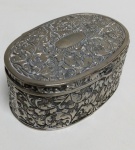 Porta Jóia oval pequena com motivo floral espessado a Prata . Mede: 4x7x9 cm