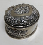 Porta Jóia oval grande com motivo floral espessado a Prata . Mede: 4x9x10 cm