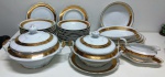 Belíssimo jogo de Jantar em porcelana REAL ornamentado com faixas douradas - Possui Sopeira, Saladeira, 12 pratos rasos, 11 pratos fundos e uma molheira. Marcas do tempo .
