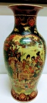 Maravilhoso Vaso em porcelana SATSUMA .com detalhes em cenas do cotidiano. Mede: 30 cm