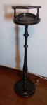 Antigo Cinzeiro pedestal em madeira nobre. Mede: 80 cm
