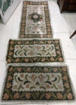 Trio de tapetes arraiolos em tonalidades verdes - precisam de limpeza - Medem: 114 x 62 cm e 86 x 44 cm