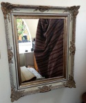 Lindo e antigo espelho  com rica moldura patinada - Mede: 80 x 64 cm 