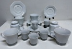 Jogo de café e chá branco em porcelana SCHIMIDT - Contém 5 peças de chá e 5 de café. 
