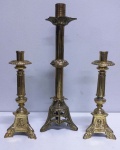Trio de castiçais sacros em bronze maciço , Medem: 19  e 29 cm