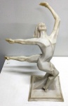 Estátua em resina com dançarino . Assinada ADELEMO 2000 na base. Mede: 38 cm