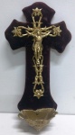 Arte Sacra : Belíssimo Crucifixo para água benta em bronze maciço em riquíssimos detalhes no entalhe sob fundo aveludado . Magnífica peça de parede . Mede:  36 cm