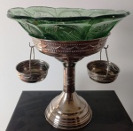 Bela peça em metal prateado com vidro verde trabalhado com temas florais , possivelmente para servir pães e patês . O Vidro possui uma trinca interna . Mede: 28 x 29 cm