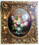 Belíssimo e Grande Quadro italiano Oléo sobre Eucatex com vasos de flores ( pintura realista ) emoldurado em riquíssimo arabesco em gesso dourado . Mede: 75 x 80 cm