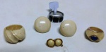 Conjunto de Anéis e Brincos em MARFIM e Pedras SEMI - PRECIOSAS com acabamento em ouro.