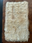 Excepcional tapete Peruano dito Baby Lhama, medindo: 120x80cm.