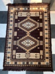 Belíssimo tapete feito a mão, de lã Peruano, no estilo persa. Med. 170x115cm.