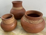 Belo conjunto de 03 vasos de cerâmica cozida, guarnições em palha. Maior med. 23cm de altura, 18cm de diâmetro.  Não pode ser enviado pelos Correios.