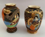 Satsuma - Dois antigos vasos de porcelana oriental, no estilo Satsuma. Guarnições pintadas em ouro. Maior med. 11cm de altura. Menor med. 10cm de altura.