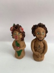 Arte Popular Brasileira - Par de esculturas de barro, representando Adão e Eva. Med. 13cm de alrtura.  Cada.