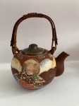 Satsuma - Belo e antigo bule para chá, de porcelana oriental, no estilo Satsuma, com alças em vime. Med. 12cm de diâmetro. 15cm de altura, total.