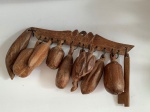 Arte Popular Brasileira - Antiga penca de madeira entalhada. Med. 20cm de largura.